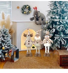 Dettaglio di bambole di Natale in peluche con gambe allungabili per decorazioni festive
