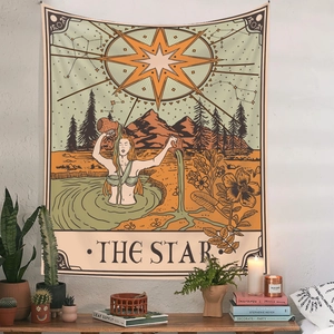Dettaglio dell'arazzo dei tarocchi La Stella con motivi bohémien su una parete bianca