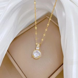 Macro d'un collier pendentif halo doré avec zircons brillants dans un écrin à bijoux
