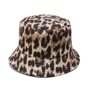 Dettaglio del cappello alla pescatora leopardato con cuciture sulla tesa e trama in tela