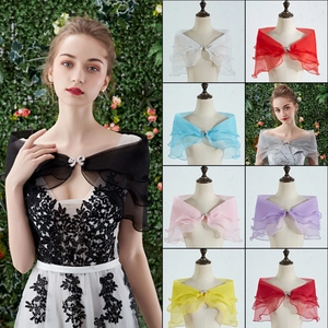 Selección detallada de varios colores para chal de novia de tul con hebilla decorativa