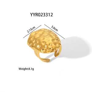Makroansicht des goldenen Edelstahlrings mit Hammerschlag-Textur und Maßangaben