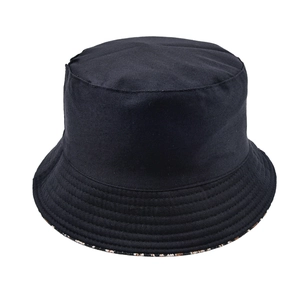 Reversible leopard print bucket hat in black cotton canvas with reinforced stitching