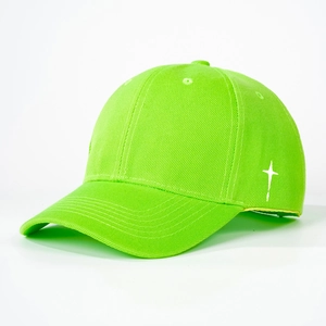 Vue détaillée d'une casquette de baseball vert fluo avec broderie étoile blanche