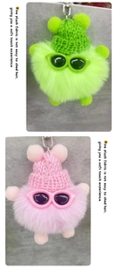 Détail de breloques monstres en peluche vert et rose avec chapeaux tricotés et texture douce