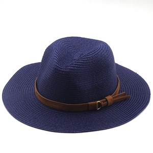 Détail du chapeau en raphia bleu marine avec texture tressée et bande en cuir marron