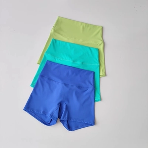 Pantaloncini da yoga a vita alta in verde brillante, verde acqua e blu reale piatti