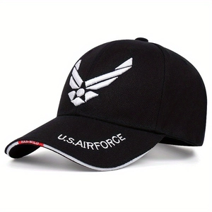 Détail du logo U.S. Air Force brodé et des surpiqûres blanches sur une casquette noire