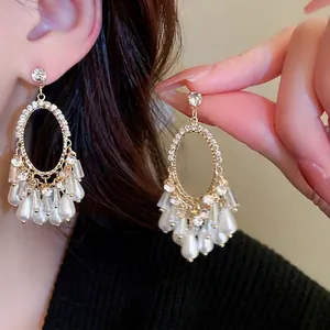 Boucles d'oreilles franges dorées avec strass blancs et perles de goutte d'eau chic