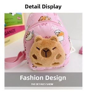 Detailaufnahme der rosa Kinder-Umhängetasche mit niedlicher 3D Plüsch Capybara Figur