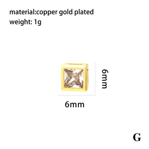 Detail eines 6 mm quadratischen, vergoldeten Kupferanhängers mit einem Zirkonia-Stein