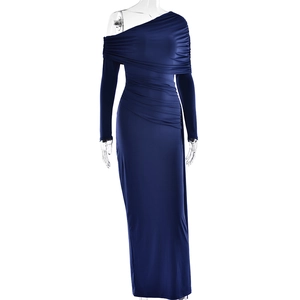 Détail de la robe de soirée bleu foncé à une épaule avec plissé élégant et coupe ajustée