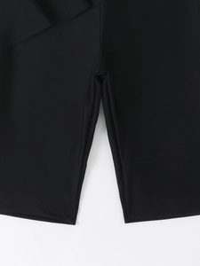 Gros plan des coutures plates et du tissu élastique du bas de tankini noir sport