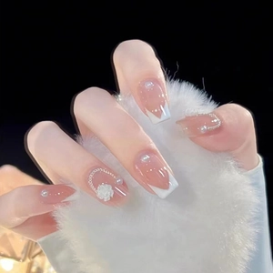 Faux Ongles French V-Tip Long Cercueil Relief Fleur Camélia Künstliche Perle Chaîne Métal Décoration Ongles Élégants