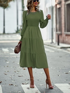 Détail du buste froncé et de la jupe à volants de cette robe midi verte