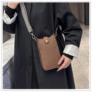 Braune Handytasche mit Krokoprägung, geometrischem Schultergurt und goldenen Beschlägen