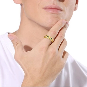 Goldener Titanstahl-Spinner-Ring mit Stern- und Mondmuster im Detail am Finger getragen