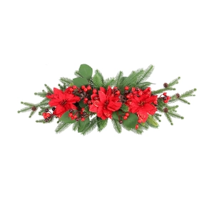 Weihnachtsdekoration mit roten Weihnachtssternen, Beeren und Tannenzapfen für Tische