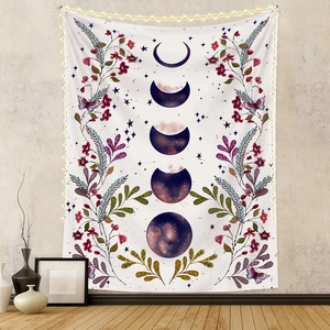 Détail de tapisserie bohème phases de lune avec motifs floraux et papillons au mur
