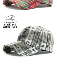 Détail du motif à carreaux noir et blanc sur la texture du tissu de la casquette en coton