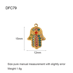 Vista dettagliata del ciondolo Hamsa placcato oro 18K con zirconi colorati e dimensioni