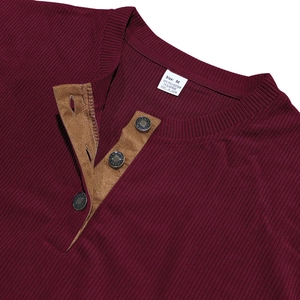 Detailansicht eines weinroten Herren-Henley-Shirts mit Knöpfen und Cordstruktur