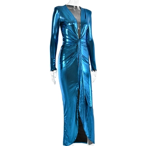 Détail de la robe bleue métallisée à col en V avec tissu brillant et fente plissée