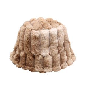 Cappello da pescatore invernale in pelliccia sintetica kaki con strisce verticali