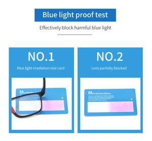 Test di blocco della luce blu che mostra la protezione delle lenti su schede di prova