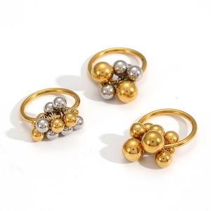 Anello in acciaio inossidabile con sfere lucide oro e argento su sfondo bianco