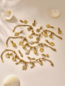 Makroansicht goldener Edelstahlanhänger mit Herz- und Lebensbaummotiven für DIY