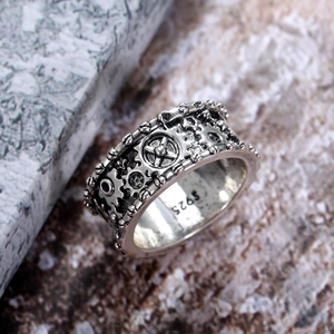 Nahaufnahme der S925 Prägung und des Zahnradreliefs auf dem Vintage-Ring