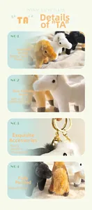 Détail du porte-clés poney en peluche avec tissu doux et anneau en métal doré