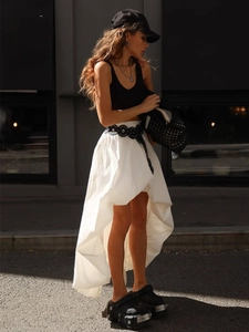 Détail d'une jupe en coton blanc avec ourlet irrégulier et design style urbain chic