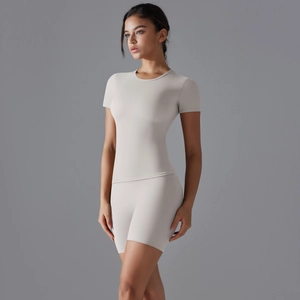 Détail de l'ensemble de yoga avec haut cintré à manches courtes et short cycliste beige