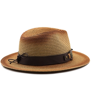 Détail d'un chapeau en paille dégradé avec bande en cuir et motif tête de taureau