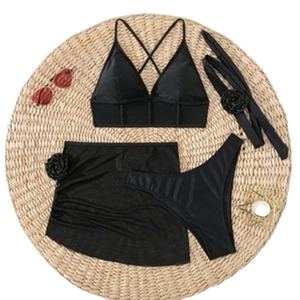 Schwarzer 4-teiliger Bikini mit High-Waist-Hose und einem Pareo mit 3D-Blumendetails
