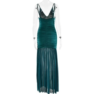 Vista dettagliata del retro di un abito in tulle verde scuro con pieghe e design senza schiena