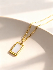Détail du collier chaîne trombone plaqué or 18 carats avec pendentif carré en nacre