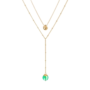Détail du collier doré double épaisseur avec pendentif pierre verte et cercle irrégulier