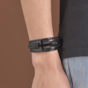 Bracelet multicouche en cuir tressé noir pour homme avec breloque croix en métal noir