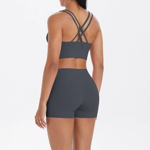 Détail d'un ensemble de yoga gris anthracite avec brassière croisée et short taille haute