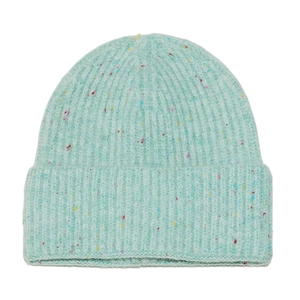 Détail du bonnet en maille côtelée vert menthe avec points de tweed confettis colorés