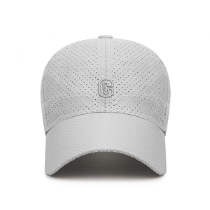 Cappellino da baseball traspirante in mesh grigio con ricamo lettera C 3D per protezione solare
