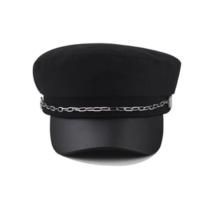 Casquette de marin noire avec chaîne en métal argenté et visière en similicuir