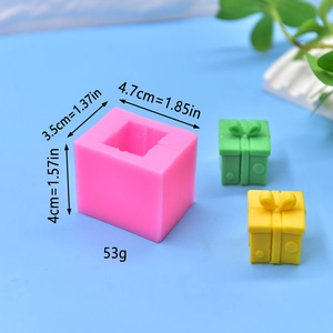 Close-up of pink silicone gift box mold with product dimensions and weight details