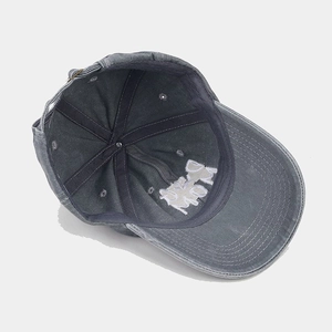 Vue détaillée de l'intérieur d'une casquette vintage grise avec broderie et coton lavé