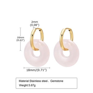 Vue détaillée des créoles en acier doré 18 carats avec pendentif en aventurine rose
