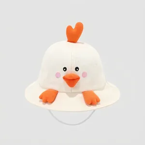 Gros plan détaillé d'un chapeau de soleil en coton crème avec motif de canard 3D pour enfant