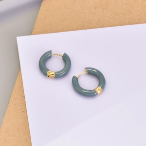 Détail de créoles en émail vert sauge avec finitions polies plaquées en or 18 carats